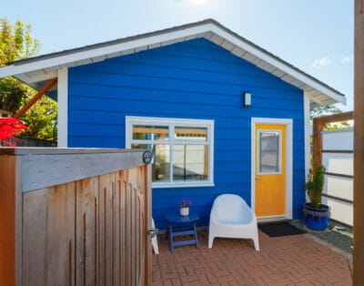 COTTAGE w/PRIVATE PATIO 3-min. to Royal Jubilee Hospital, Victoria BC. 1Bed/1Bath