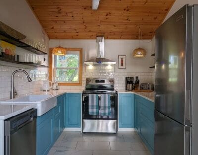 Dreamy 2 bedroom Log Cabin just south of Barrie
