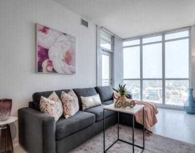 Luxury condo in downtown with free parking CN tower view and the lake