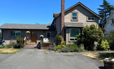 4 brm, quarter acre house in a beautiful Victoria Neighbourhood